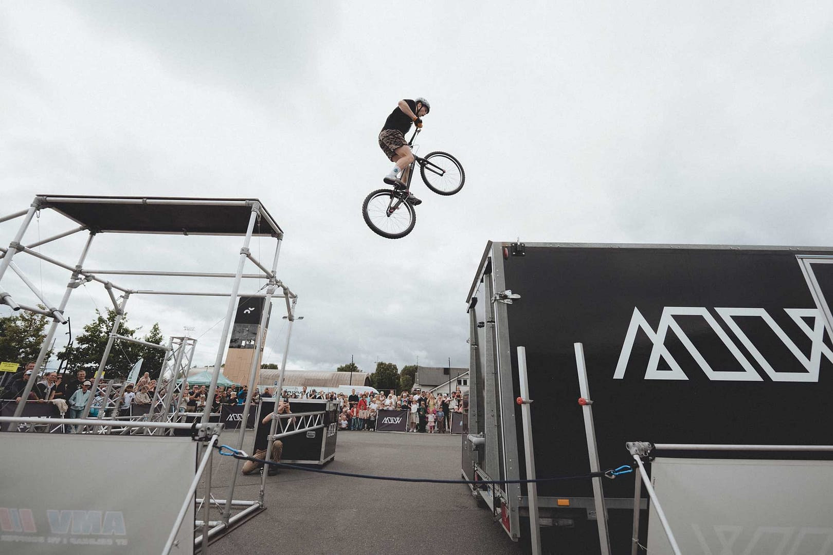 Eirik Ulltang hopper høyt over bakken under et show på Sandvika Byfest.