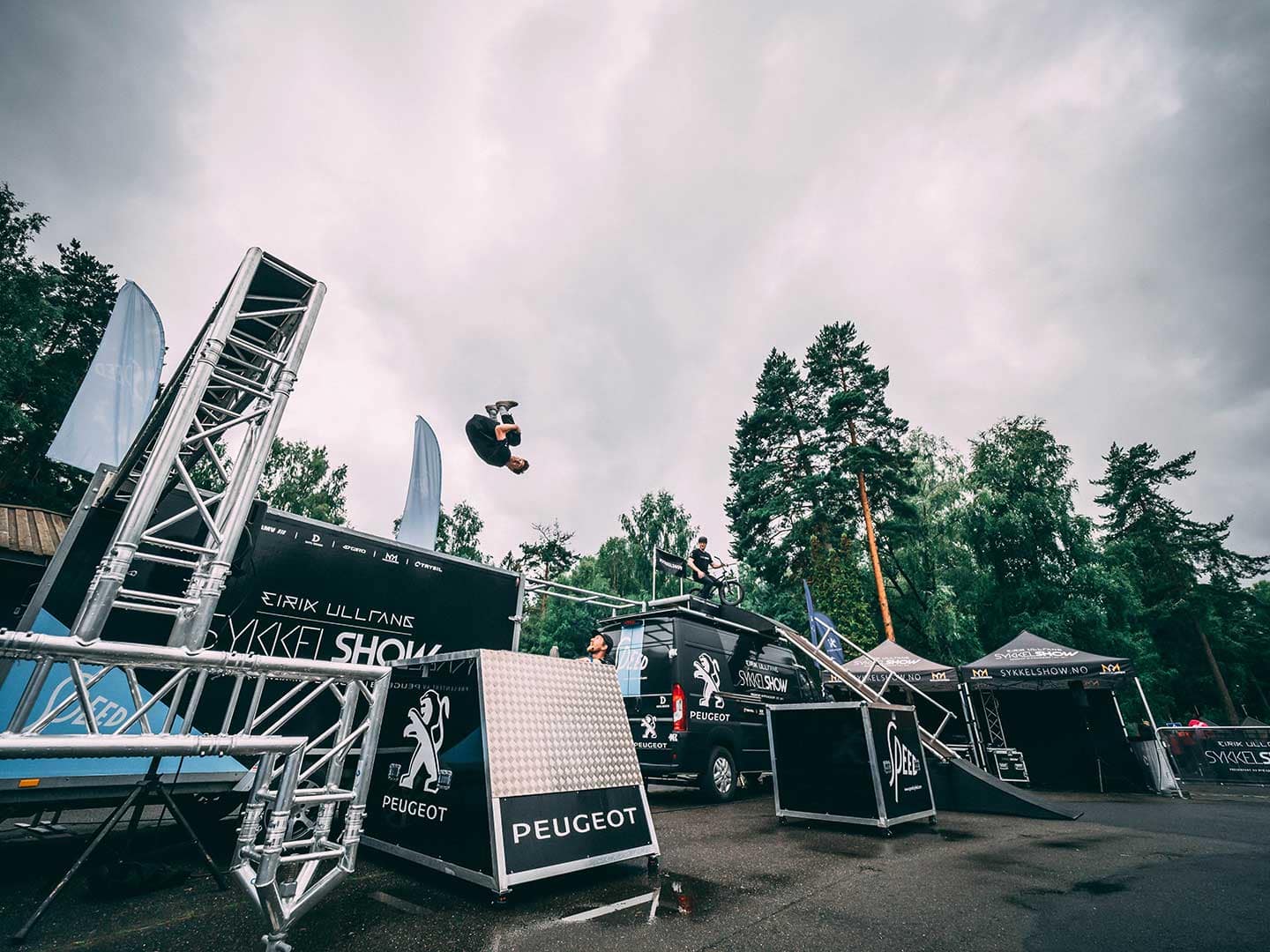 Stor sideflipp av Jordan Tyler Lea - parkour/freerunning