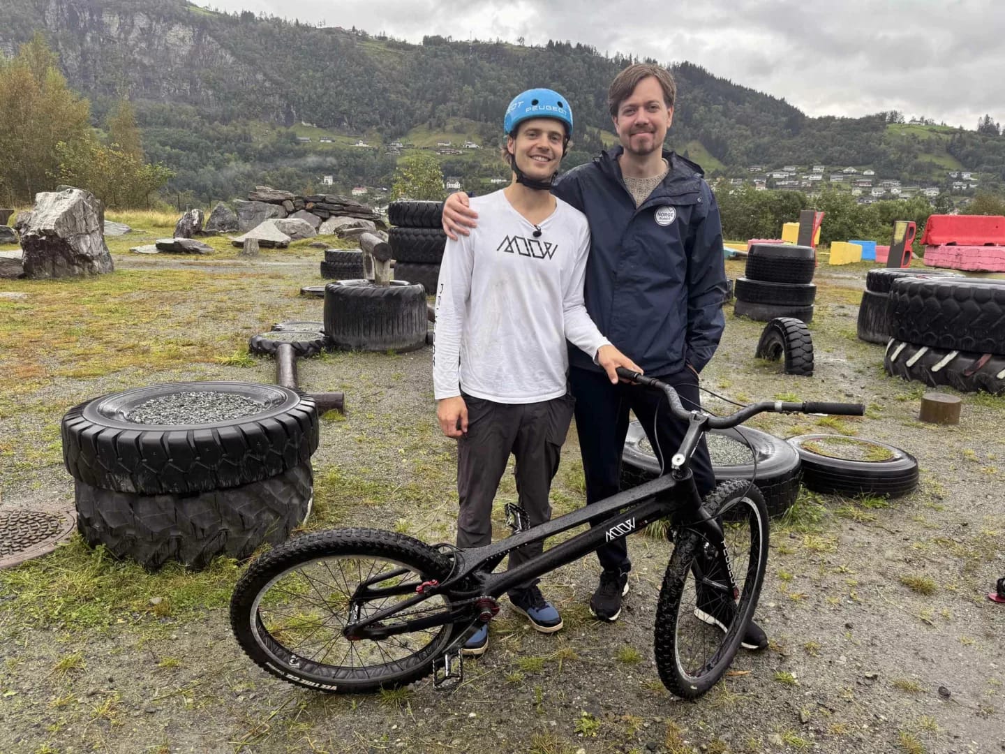 Eirik sammen med Norge Rundt-programleder Thomas Halleland