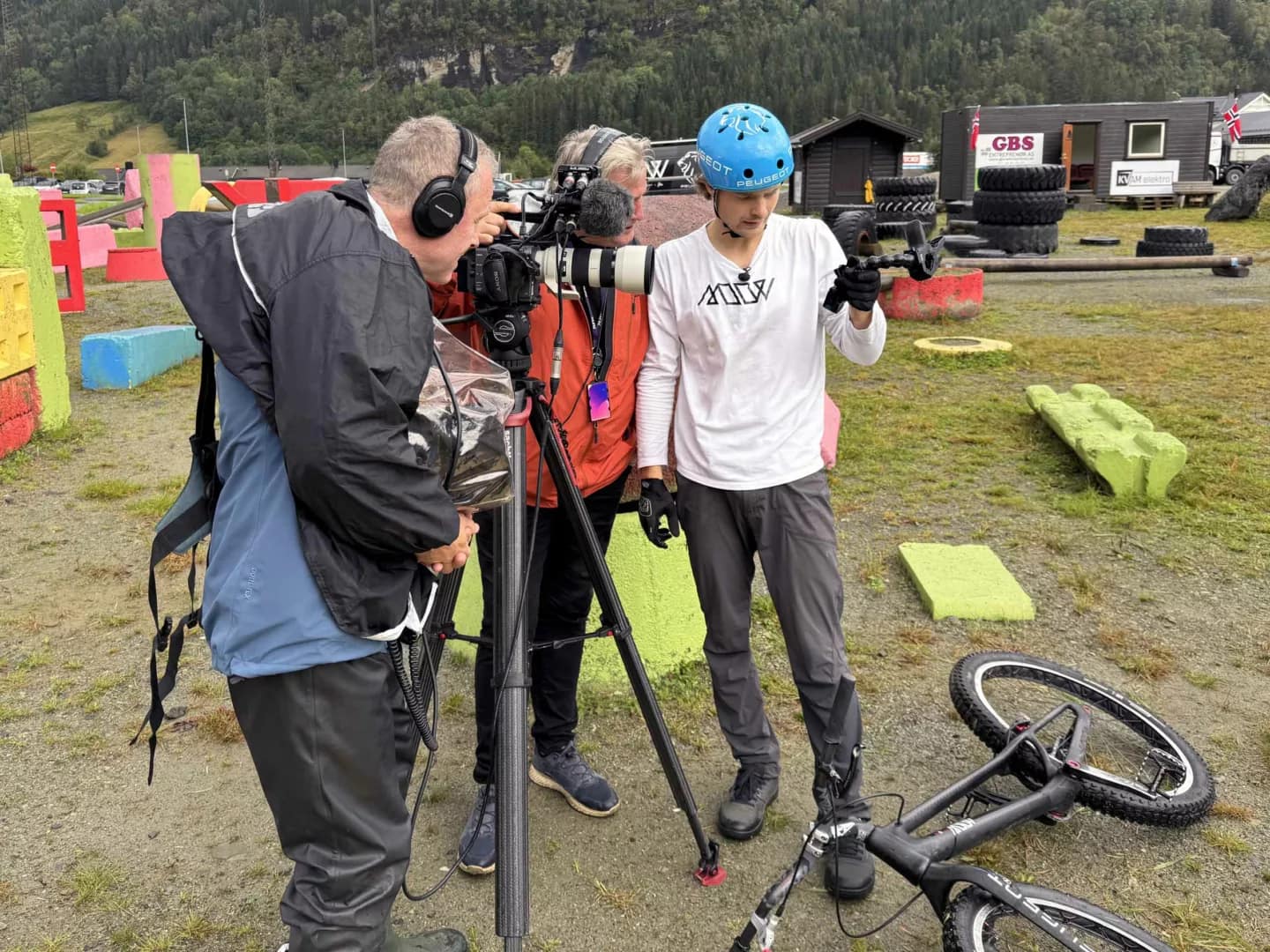 Eirik går gjennom klippene med kamerateamet