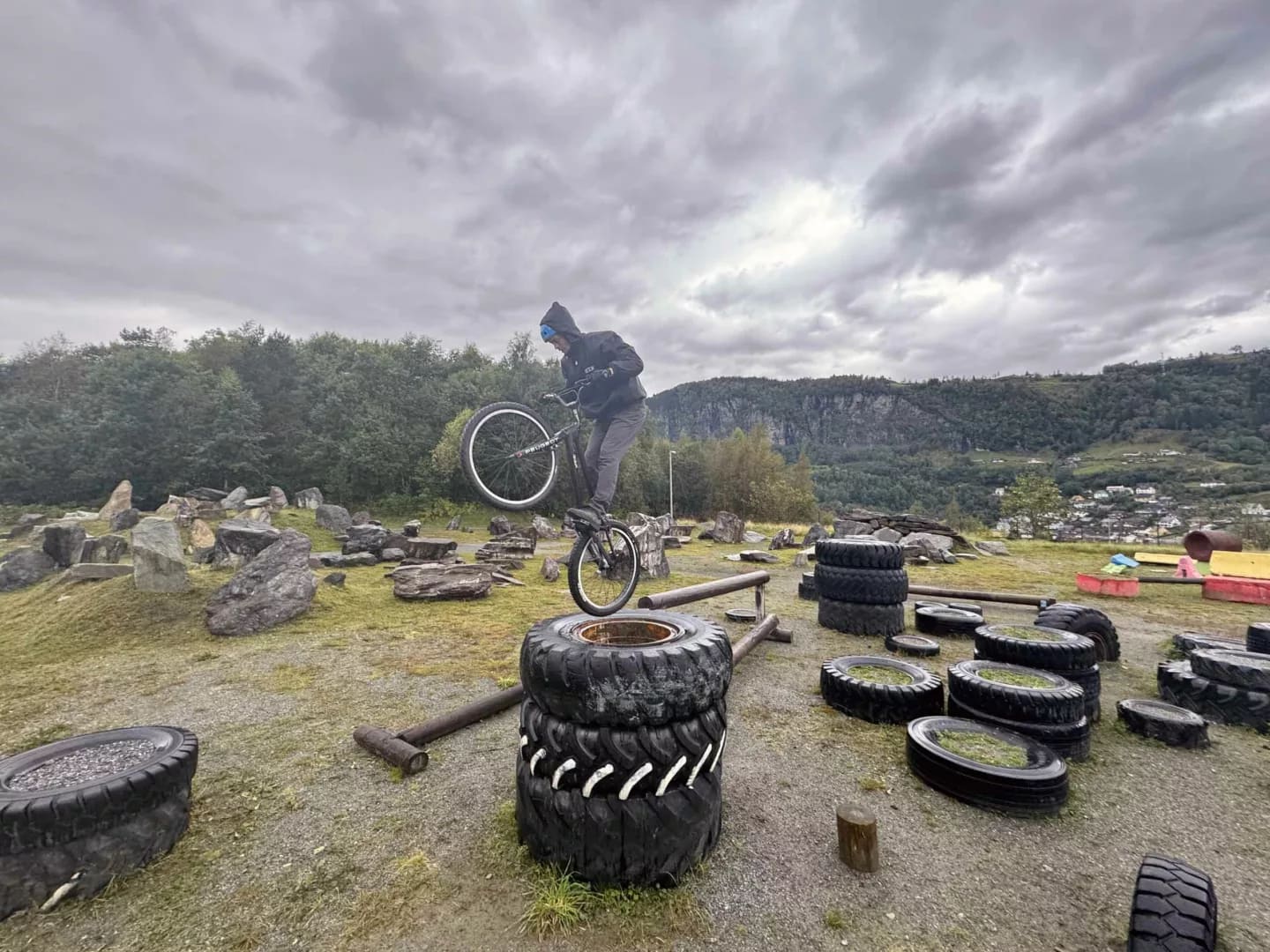 Eirik varmer opp før innspilling