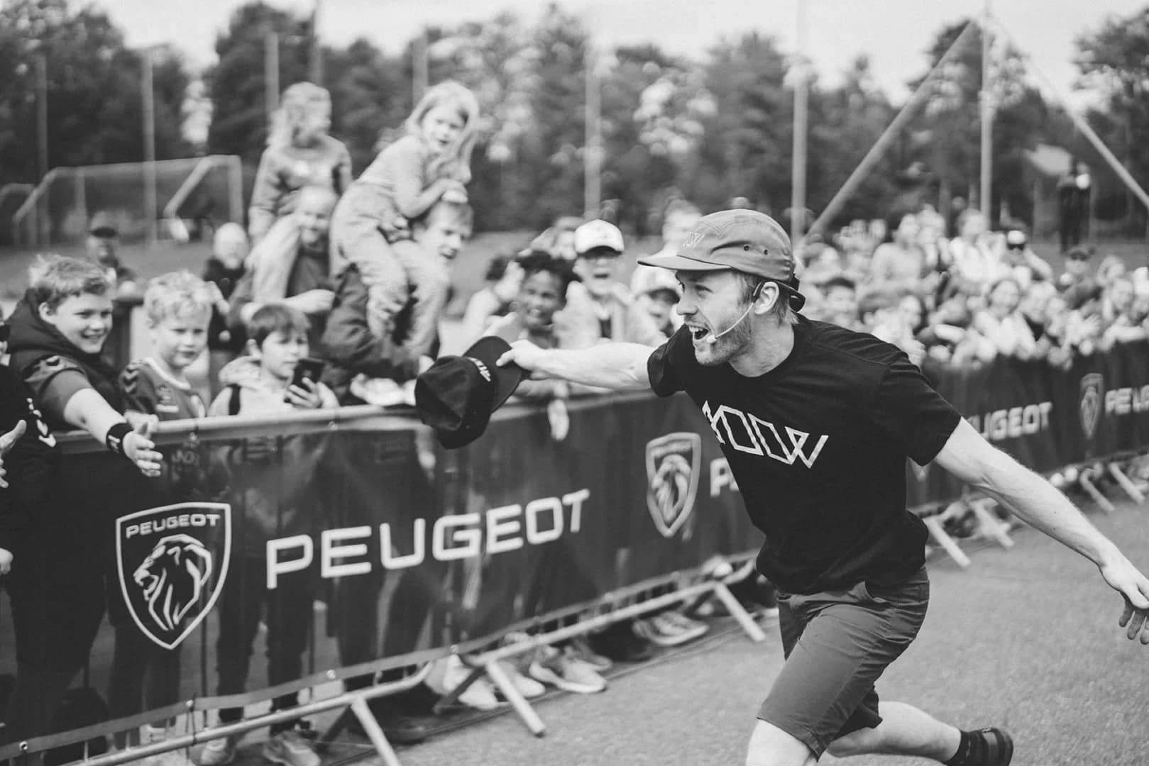 Erik gir bort en MOOW caps