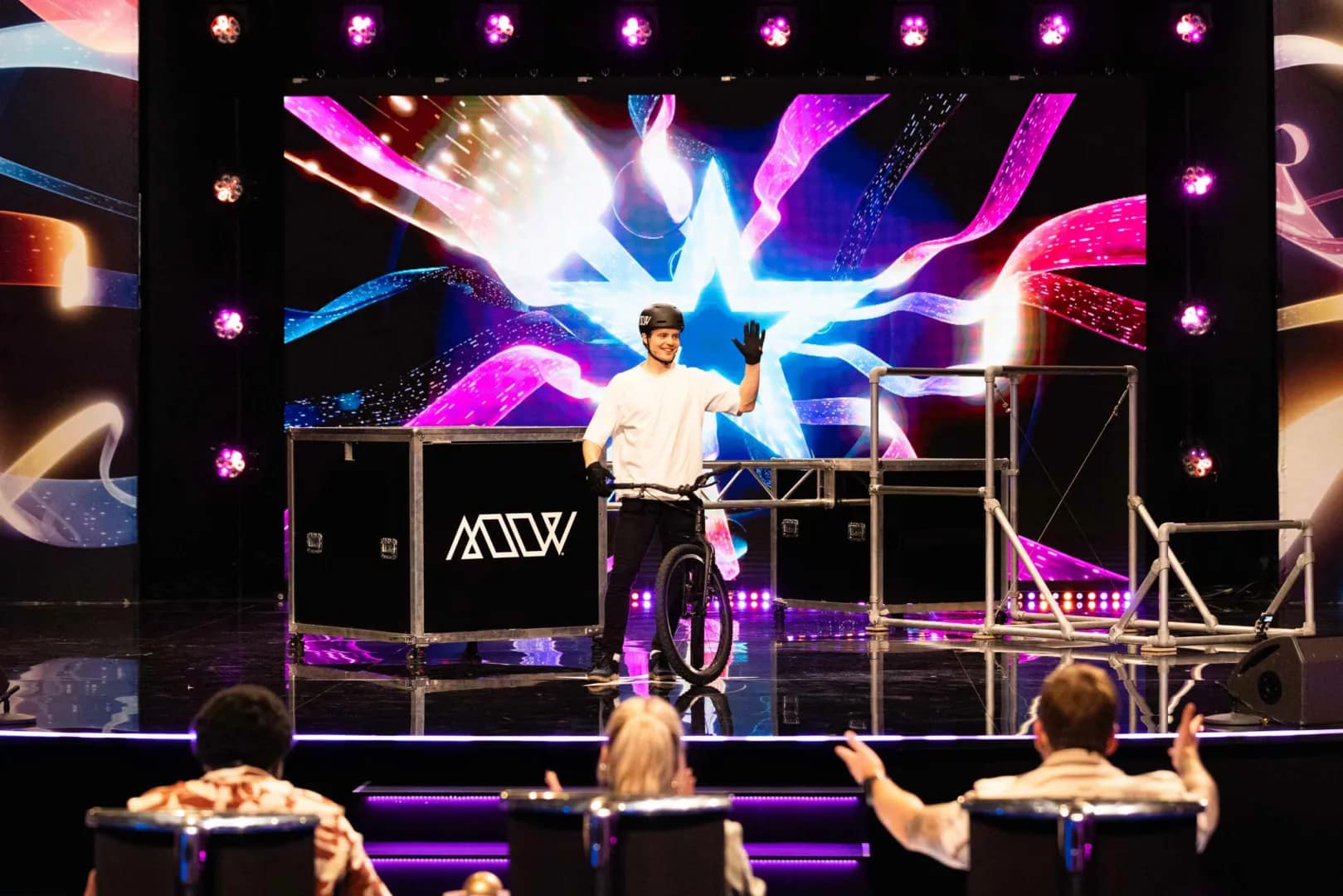 Eirik Ulltang mottar applaus fra dommere og publikum på sin audition i Norske Talenter