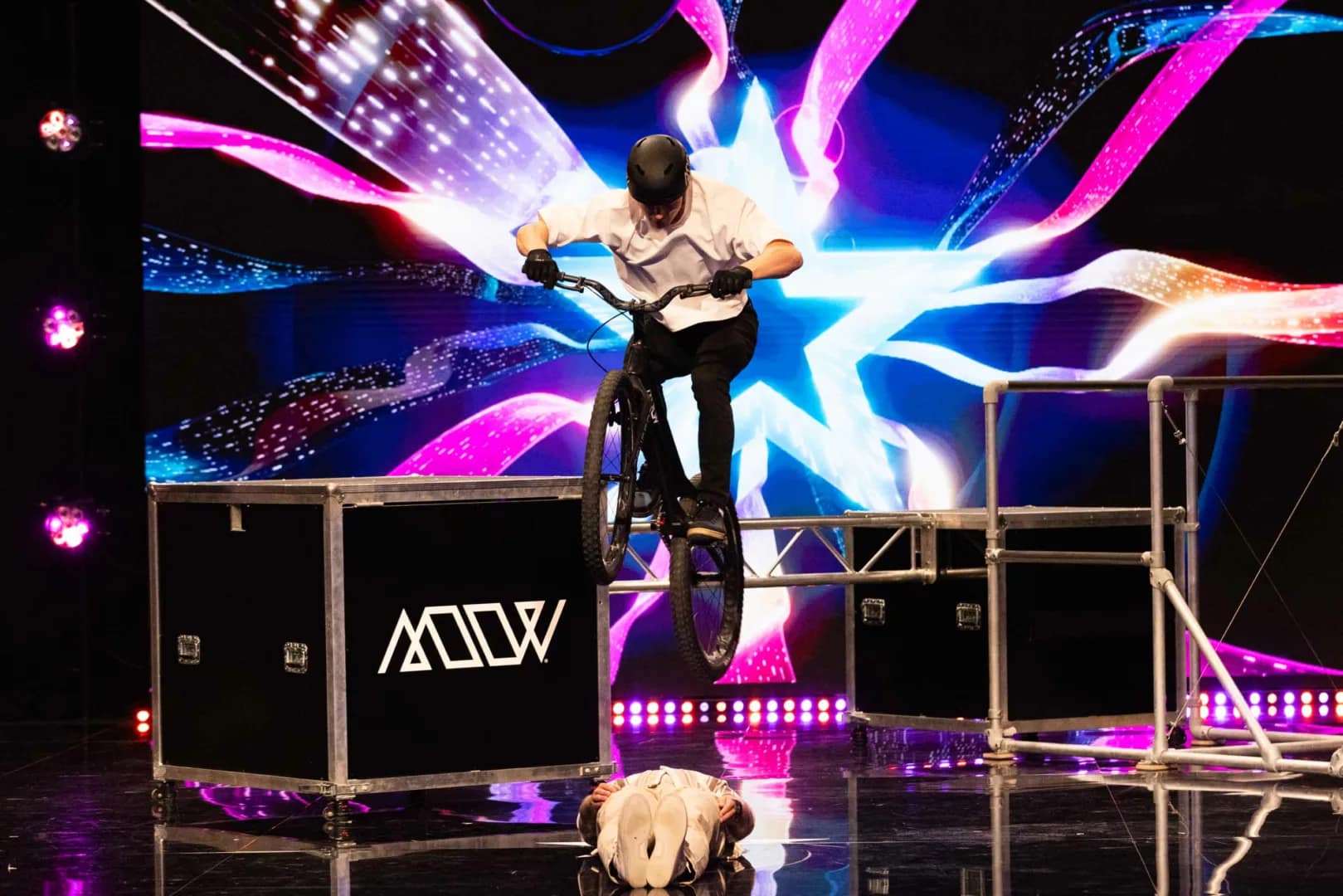 Eirik Ulltang hopper over programleder Stian Blipp på Norske Talenter