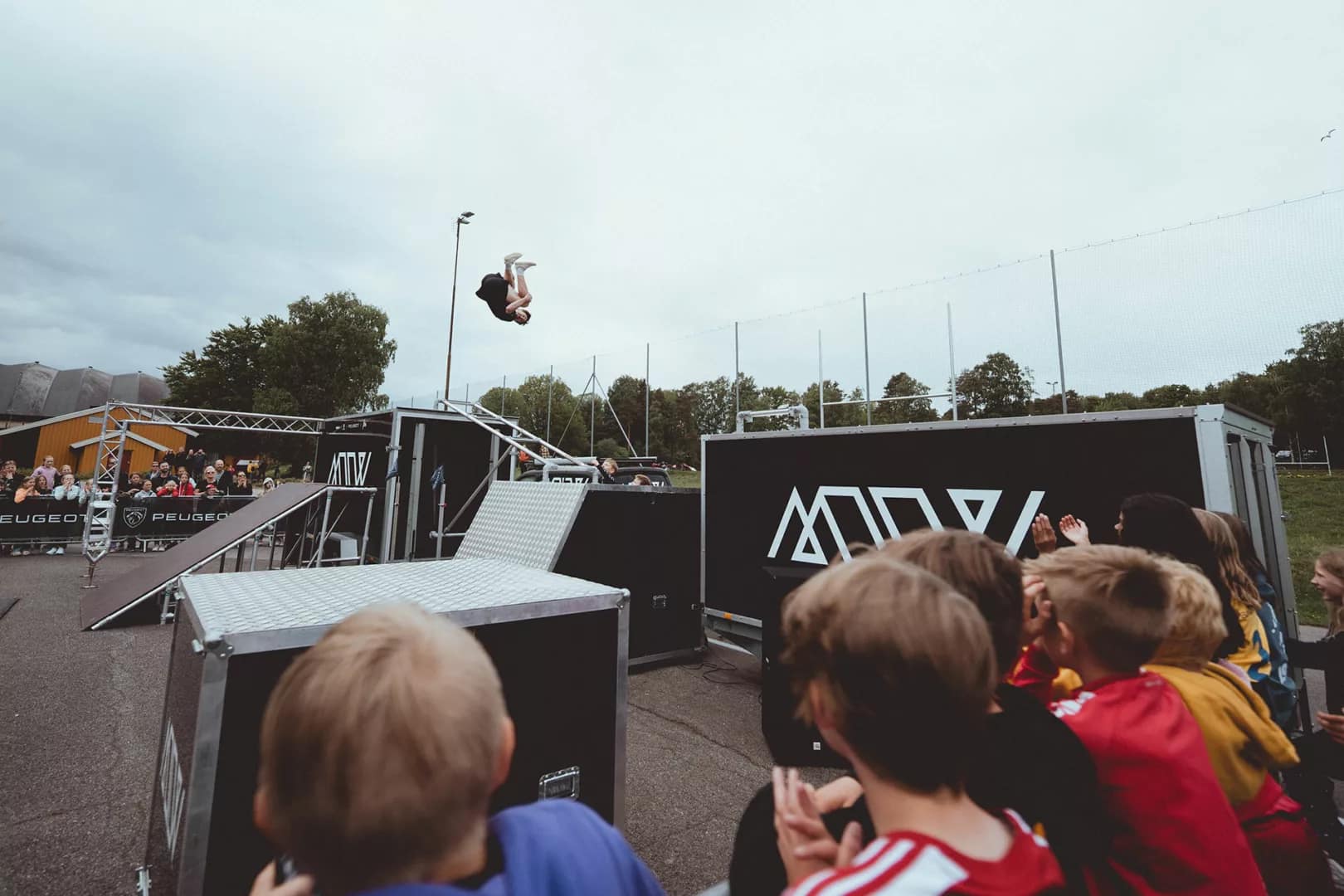 Jordan gjør parkourshow i Sandefjord