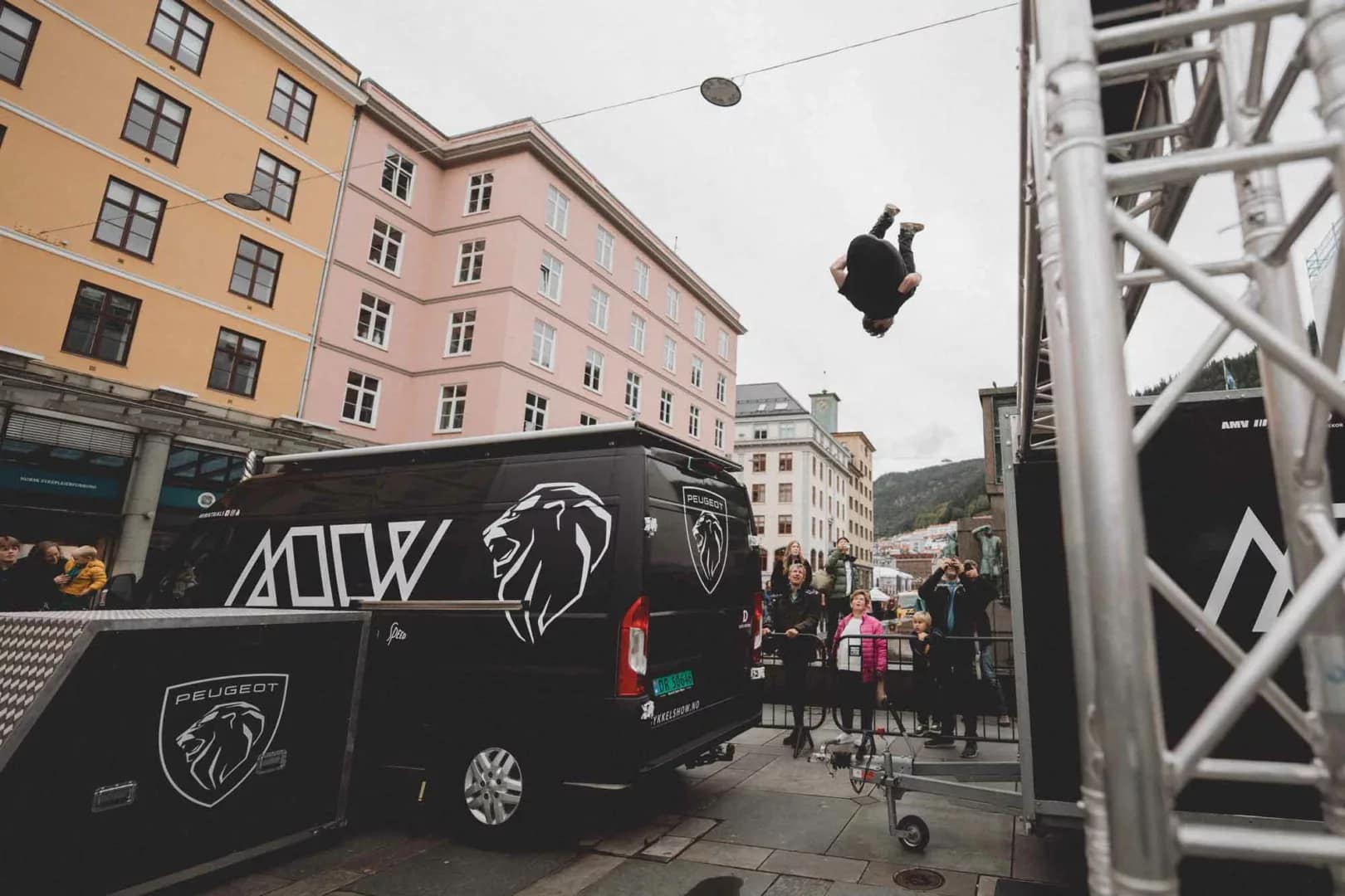 Underholdning med parkour på Torgallmenningen i Bergen - Jordan Tyler Lea