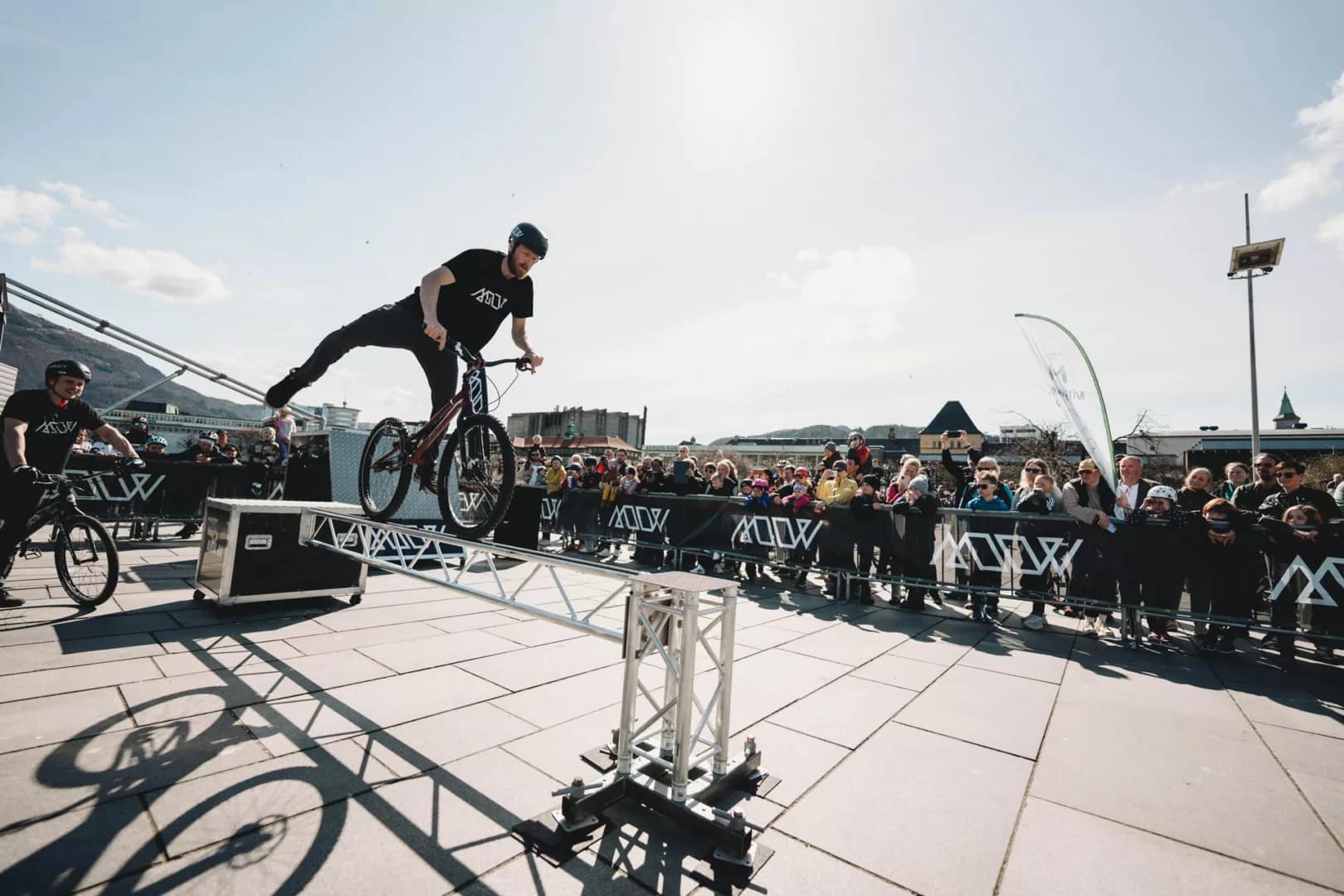 Actionfylt show på Festplassen i Bergen - Joachim holder balansen