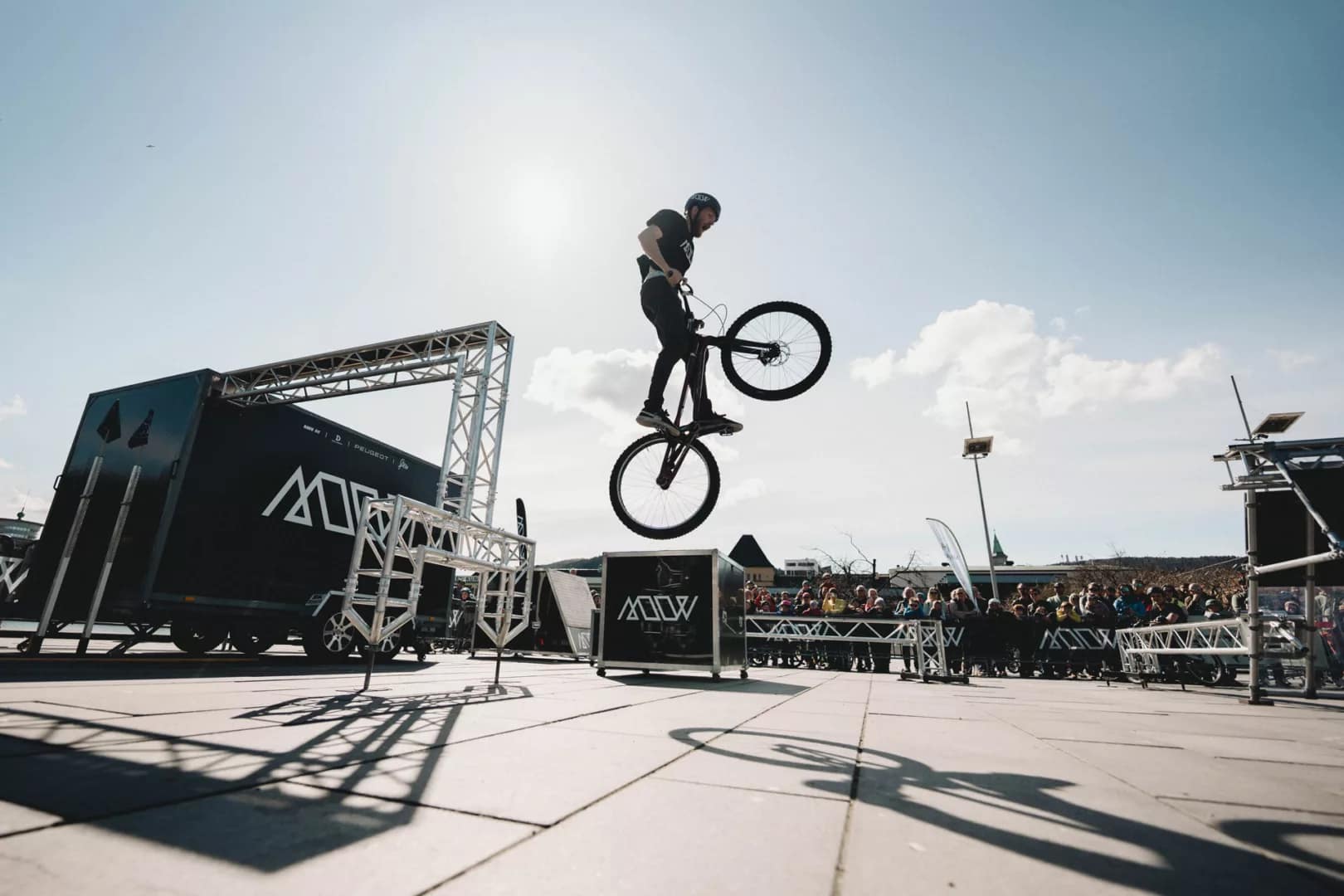 Actionfylt show på Festplassen i Bergen - Joachim dropper