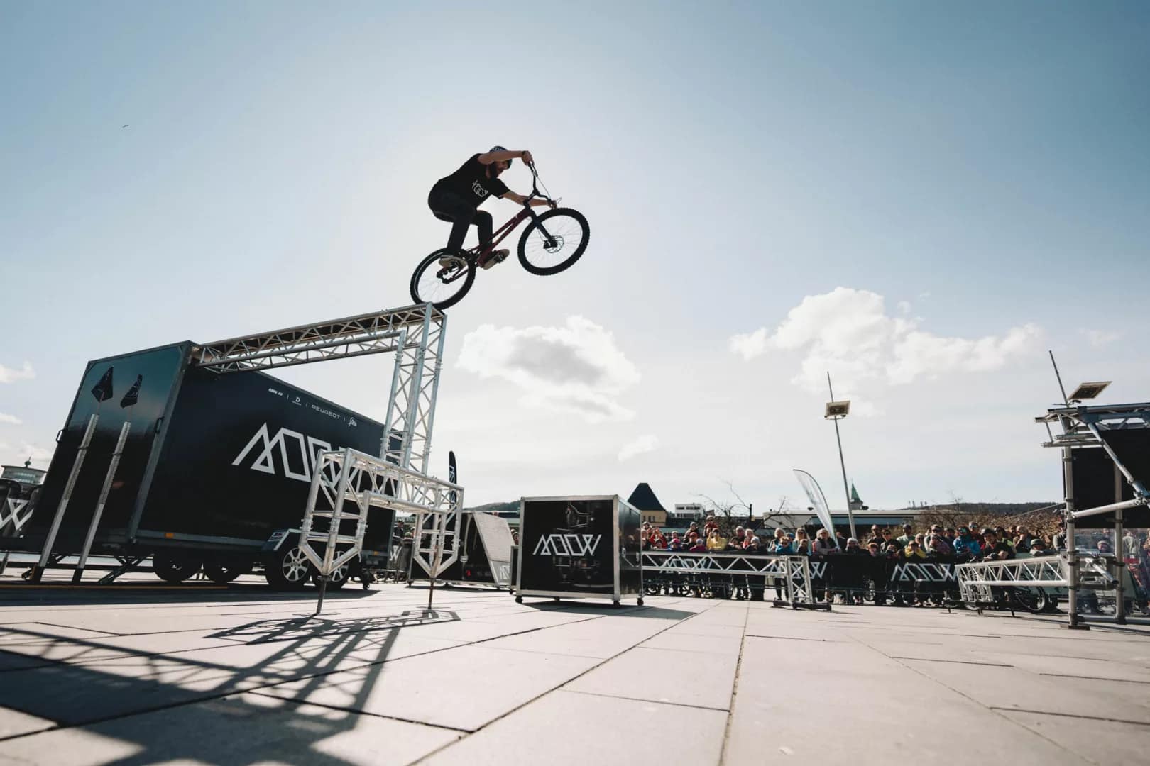 Actionfylt show på Festplassen i Bergen - Joachim dropper