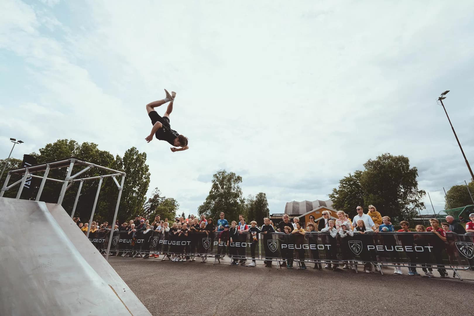 Jordan Tyler Lea gjør parkourshow i Sandefjord