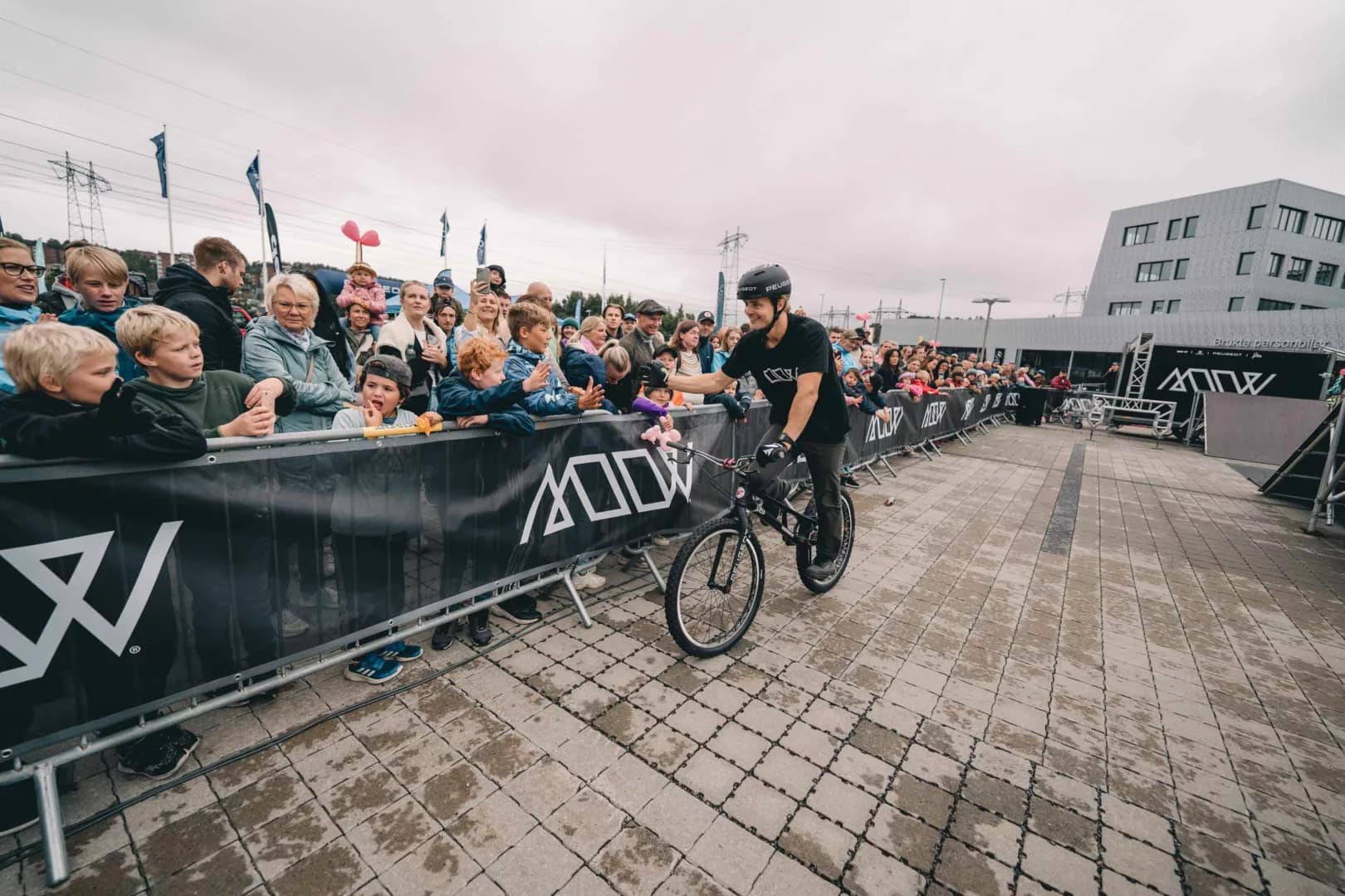 Eirik hilser på publikum
