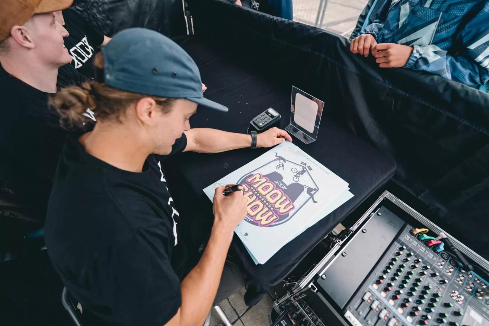 Gir ut plakater på familiedag