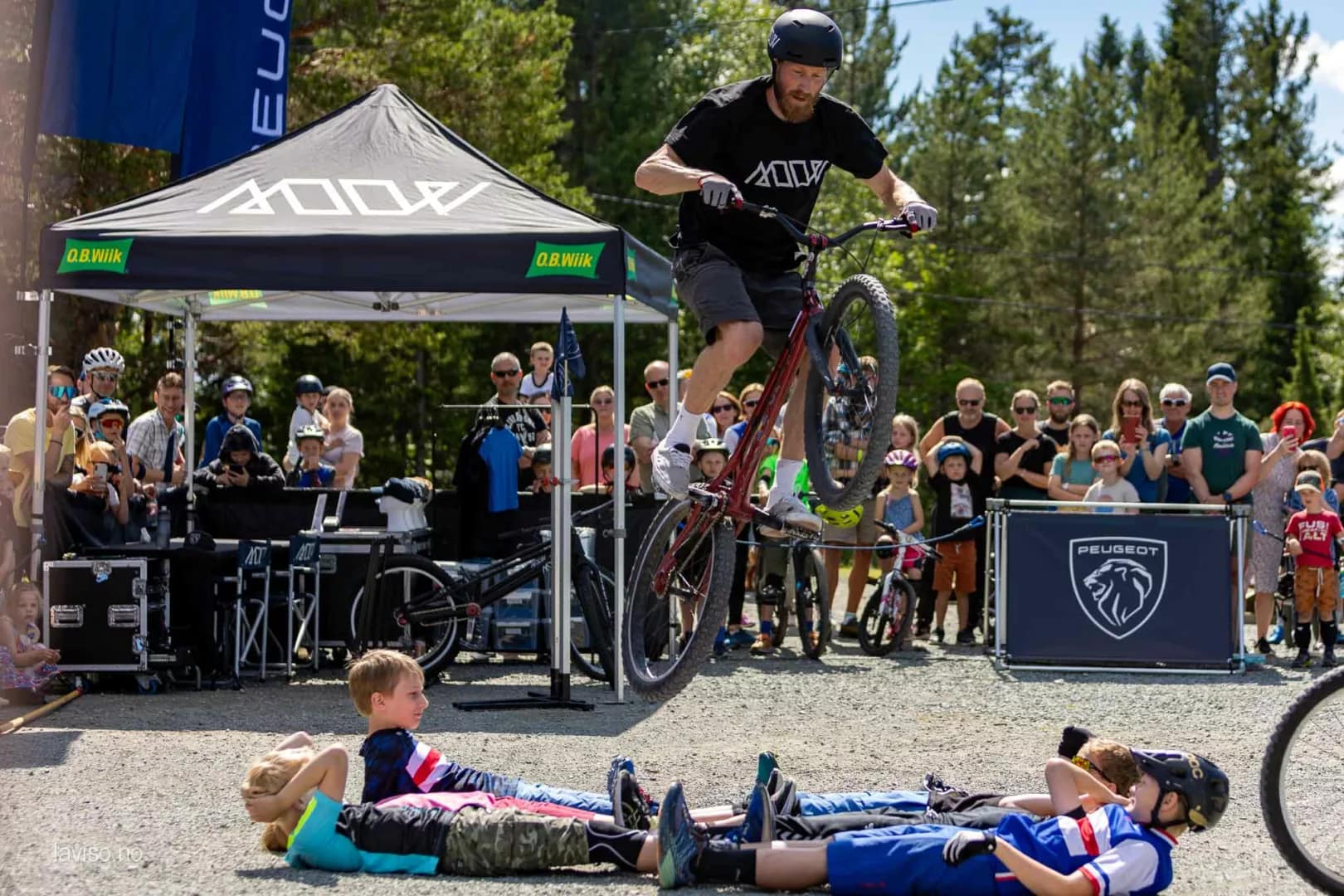 Joachim hopper over frivillige på vårt show i Trondheim
