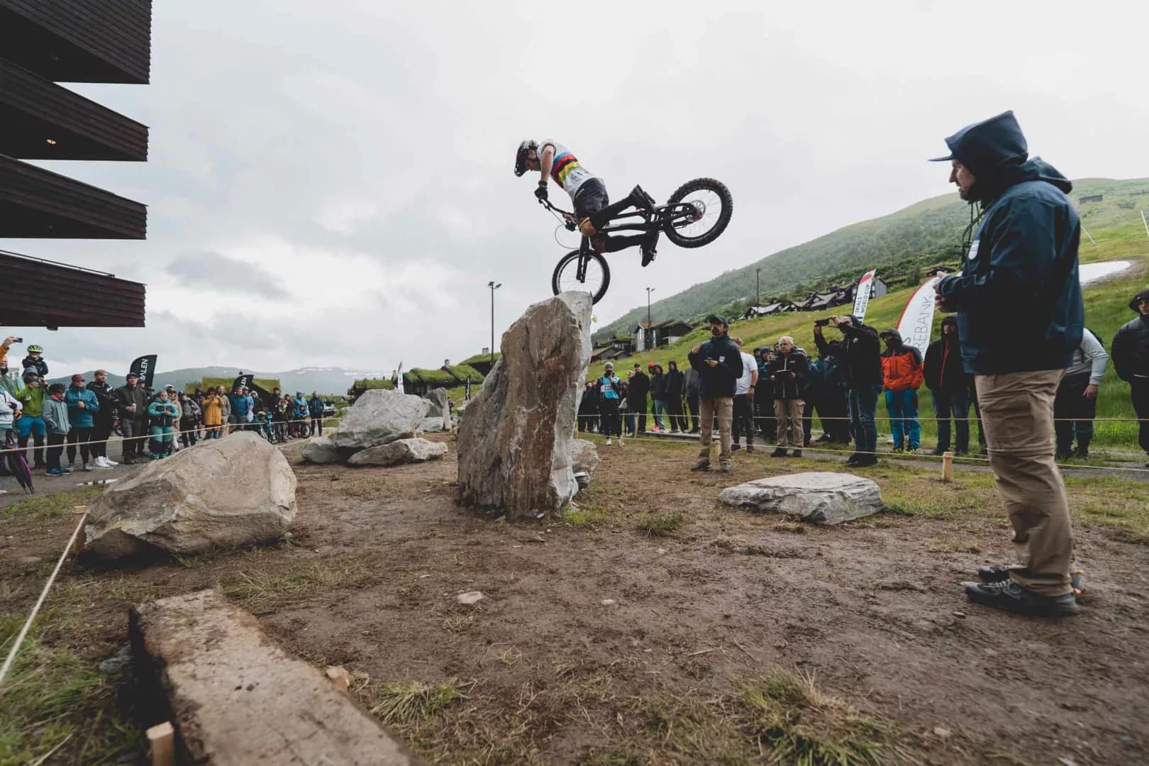 Alejandro Montalvo sykler i seksjon 1