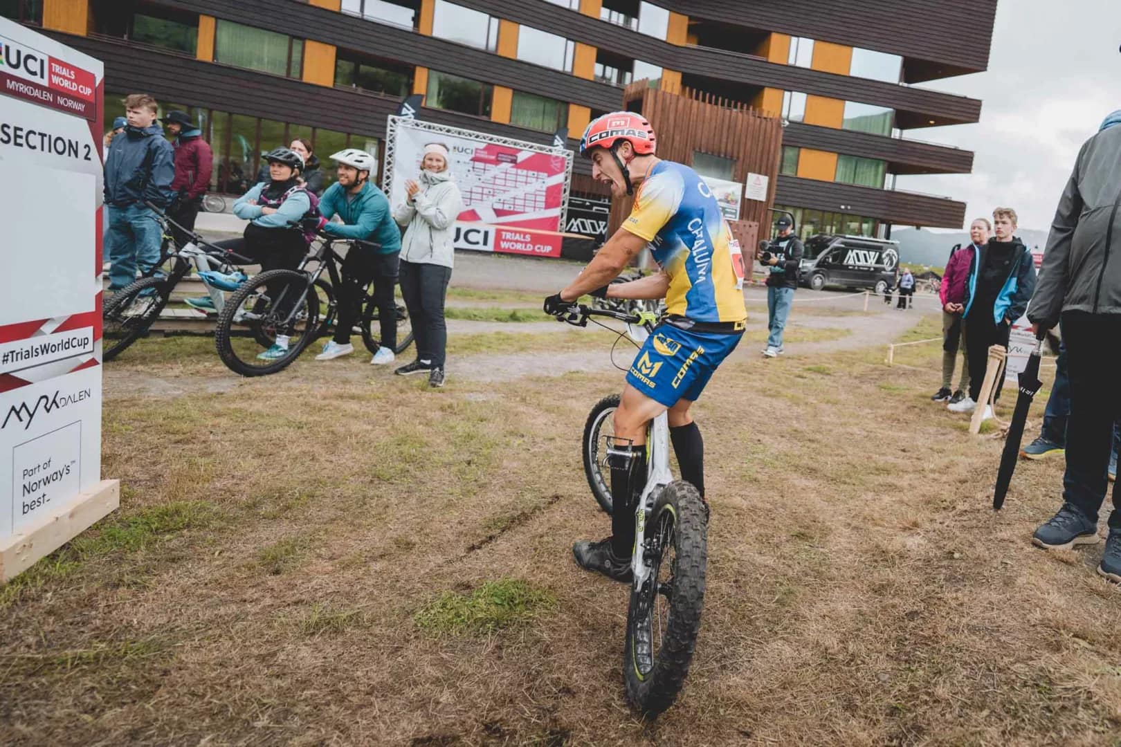 Eloi Palau fremfor MOOW sitt utstyr