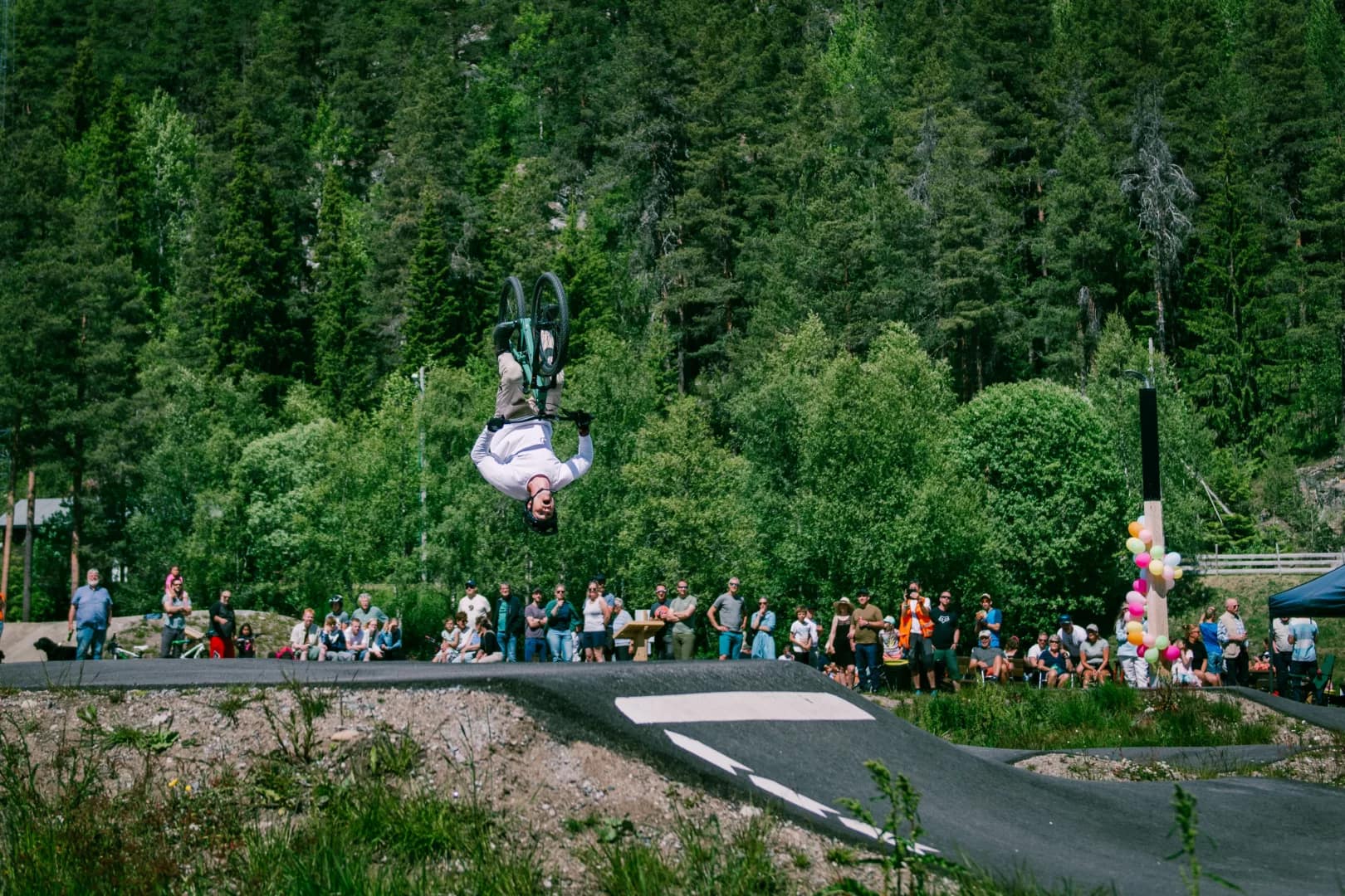 Adrian Tell med backflip i Reinparken sin pumptrack