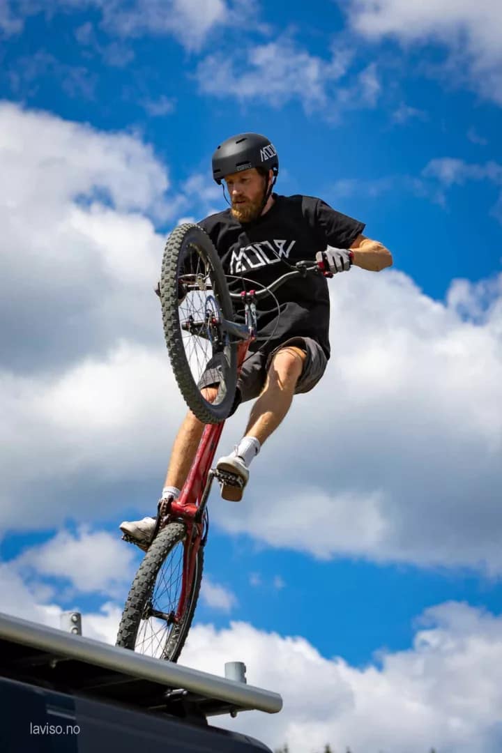 Joachim på taket av bilen