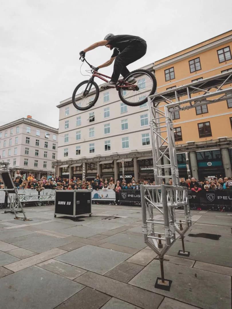 Underholdning med trial på Torgallmenningen i Bergen - Joachim Skjævestad
