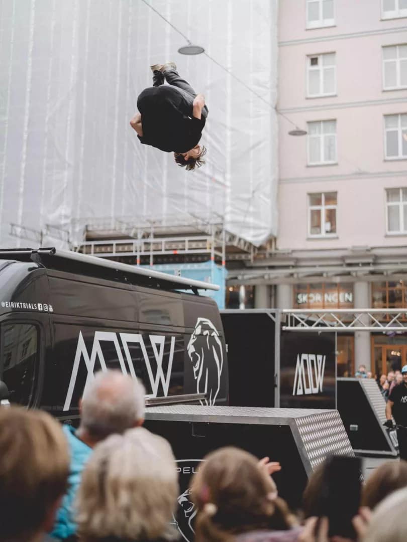 Underholdning med parkour på Torgallmenningen i Bergen - Jordan Tyler Lea