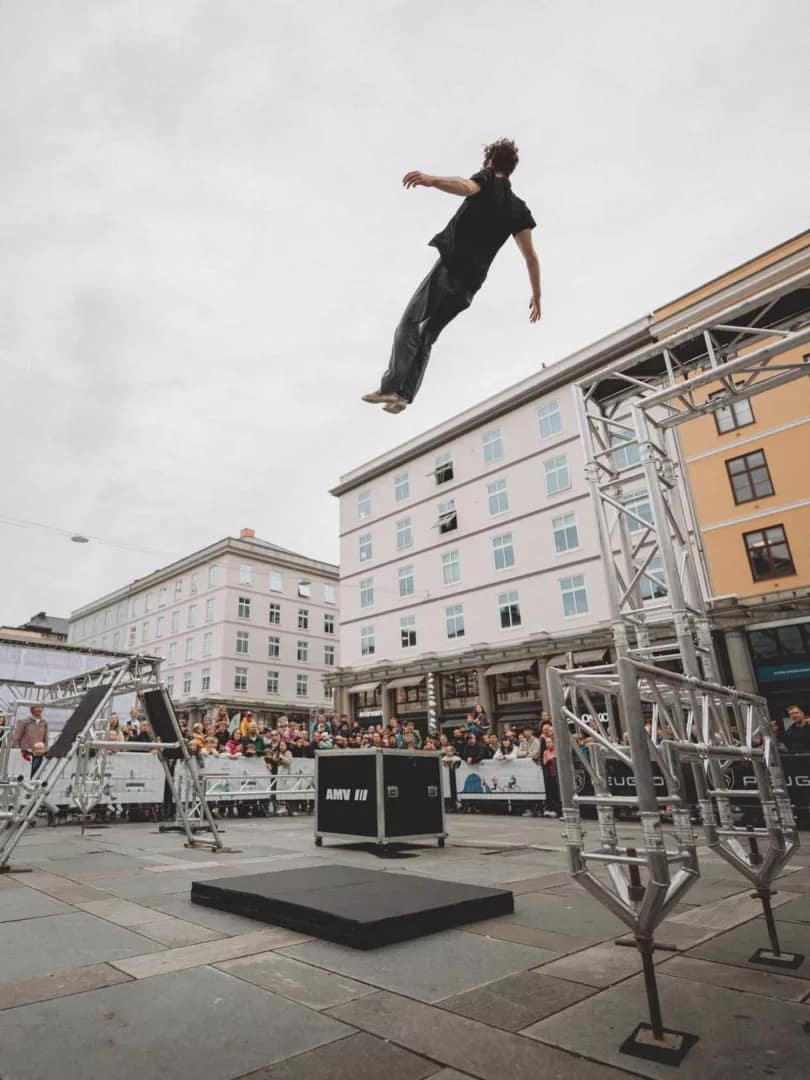 Underholdning med parkour på Torgallmenningen i Bergen - Jordan Tyler Lea