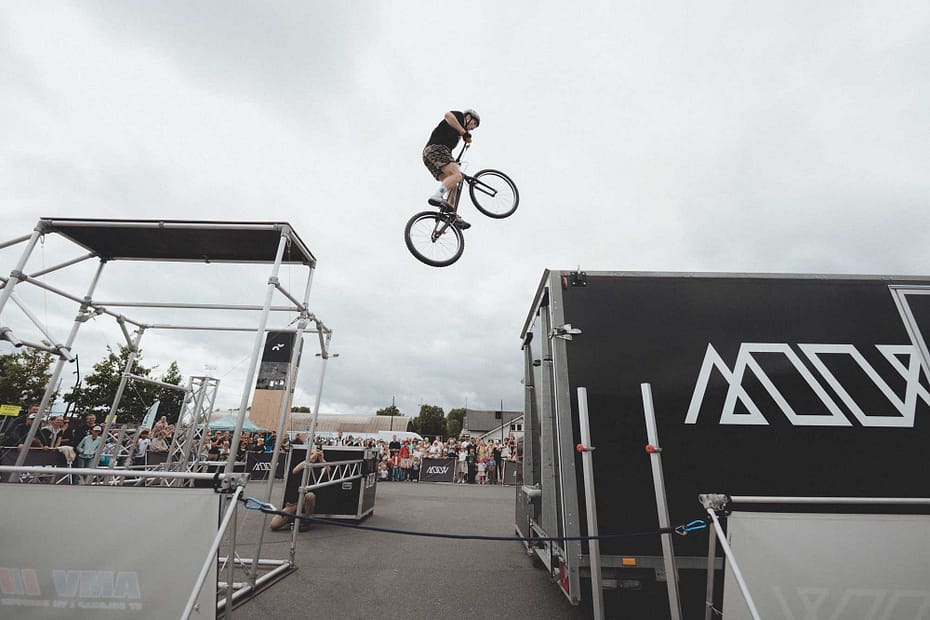 Eirik Ulltang hopper høyt over bakken under et show på Sandvika Byfest.