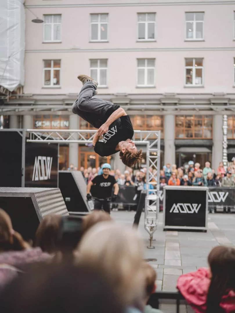 Underholdning med parkour på Torgallmenningen i Bergen - Jordan Tyler Lea