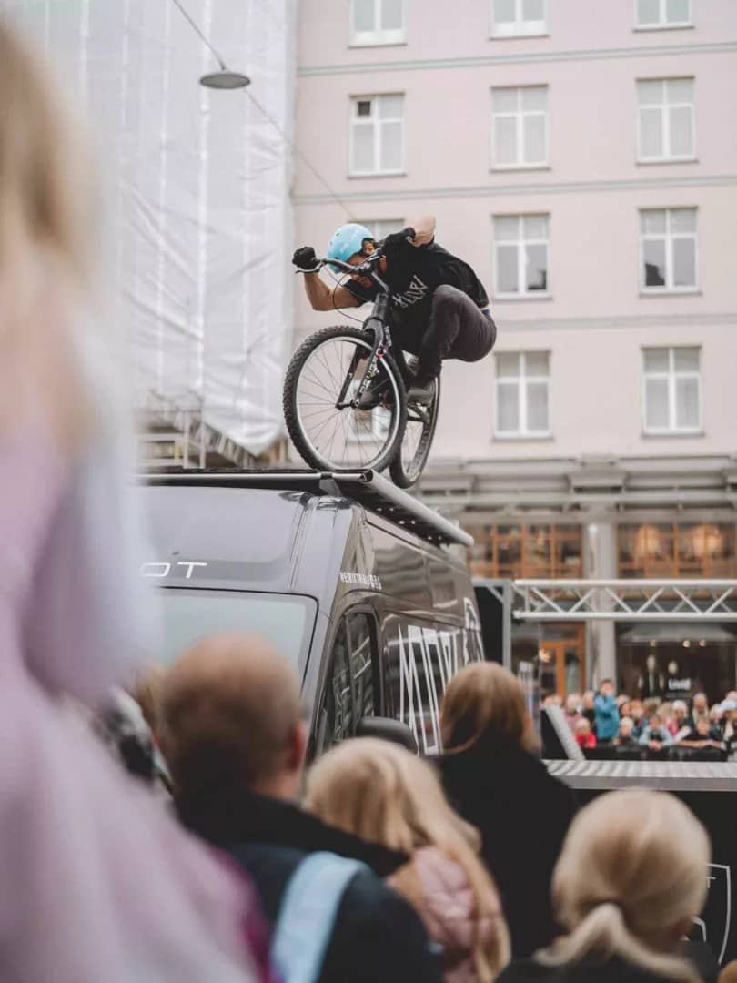 Underholdning med trial på Torgallmenningen i Bergen - Eirik Ulltang
