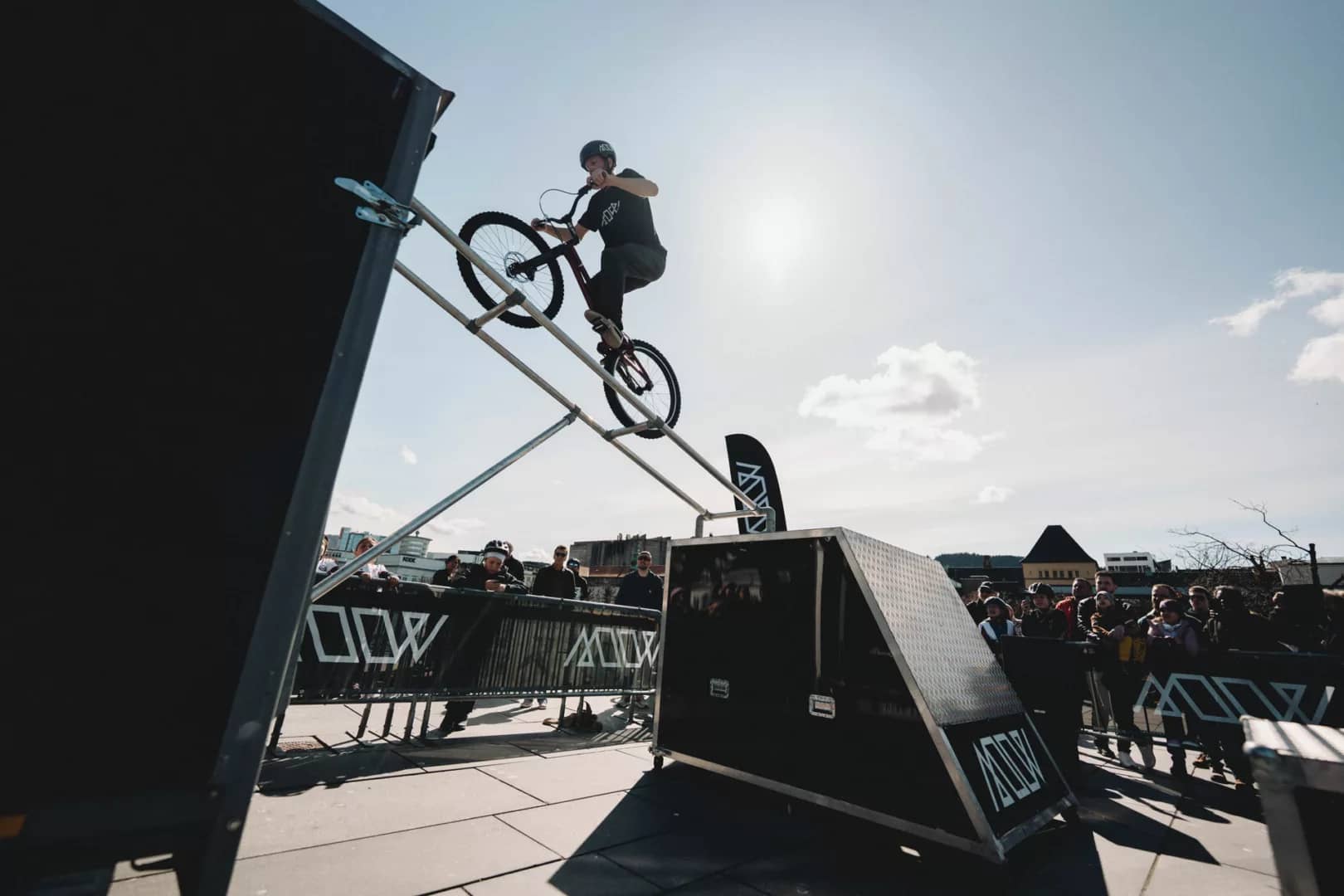 Actionfylt show på Festplassen i Bergen - Joachim sykler opp stigen
